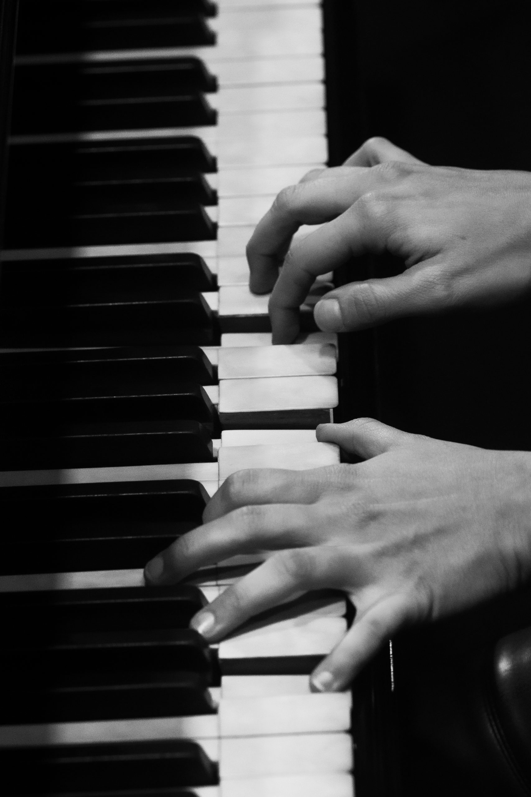 Mãos de Mari Kerber ao piano
